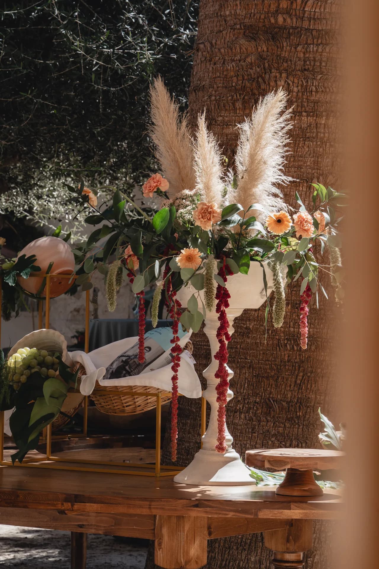 Mesa decorada para un evento de catering