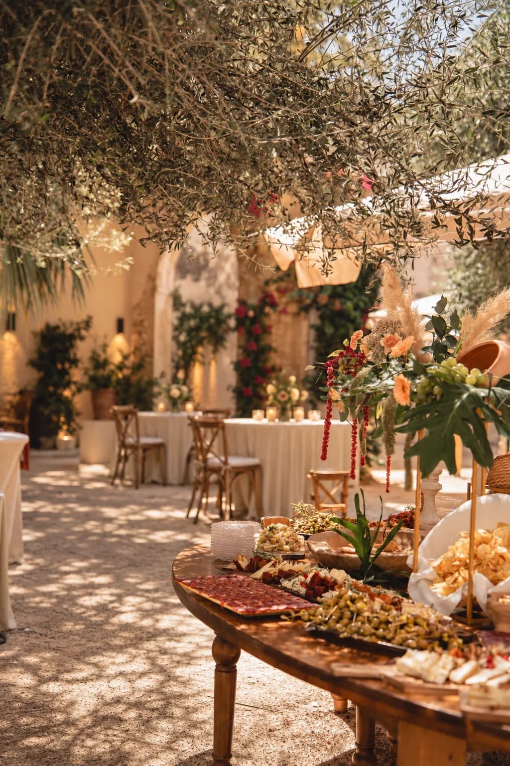 Mesa de evento preparada con decoración cuidada
