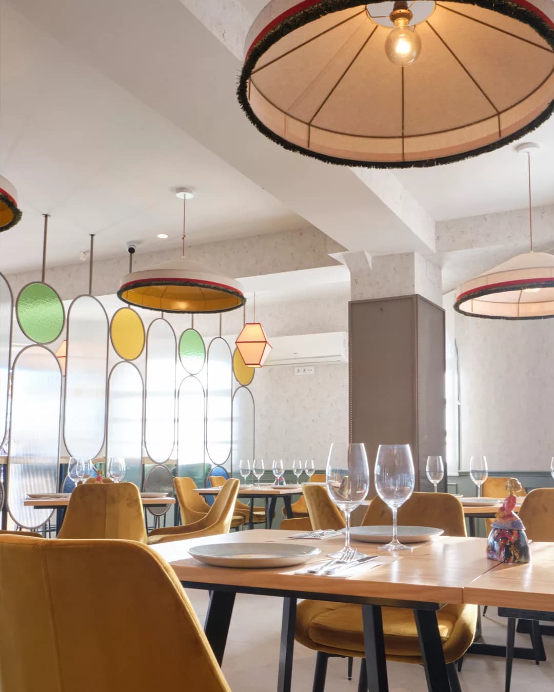 Interior de Sarmiento en un ambiente cálido y contemporáneo